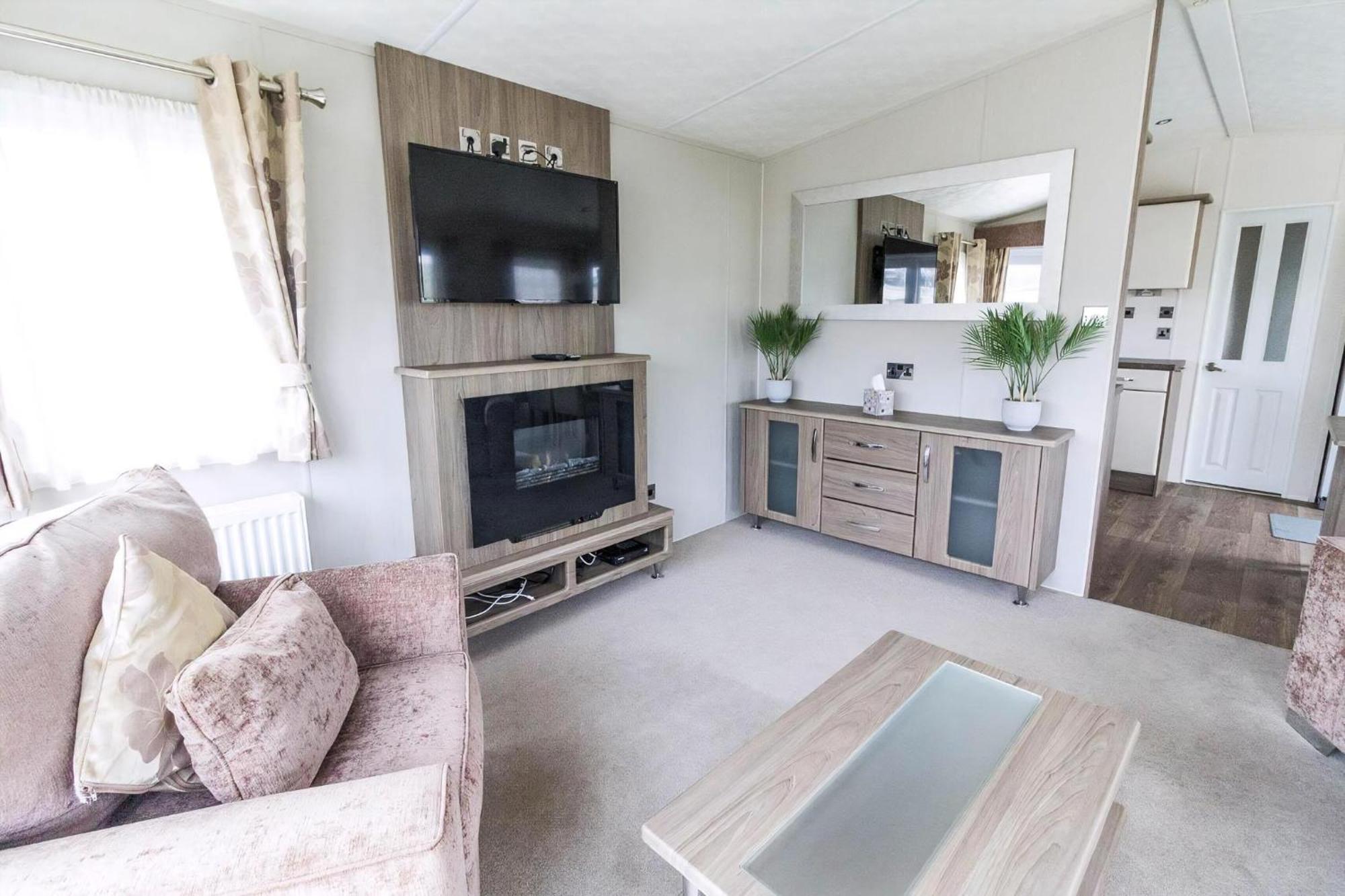 Beautiful 6 Berth Caravan By The Beach In Suffolk Ref 40076Nd Lowestoft Exterior photo