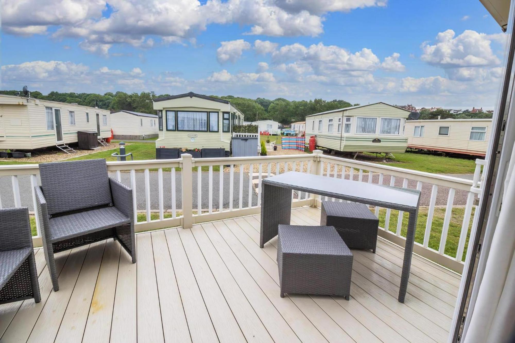 Beautiful 6 Berth Caravan By The Beach In Suffolk Ref 40076Nd Lowestoft Exterior photo